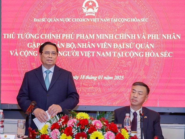 Thủ tướng Phạm Minh Chính ân cần thăm hỏi, nói chuyện với cán bộ, nhân viên Đại sứ quán, bà con cộng đồng người Việt Nam tại Cộng hoà Czech.
