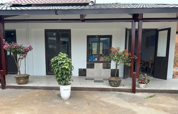 Phía trước các lớp học của điểm trường mới được thầy cô trang trí rất nhiều chậu hoa.