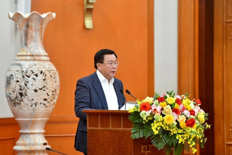 Đồng chí Nguyễn Xuân Thắng, Ủy viên Bộ Chính trị, Giám đốc Học viện Chính trị Quốc gia Hồ Chí Minh, Chủ tịch Hội đồng Lý luận Trung ương, Thường trực Tiểu ban, Tổ trưởng Tổ Biên tập Văn kiện trình bày tờ trình.