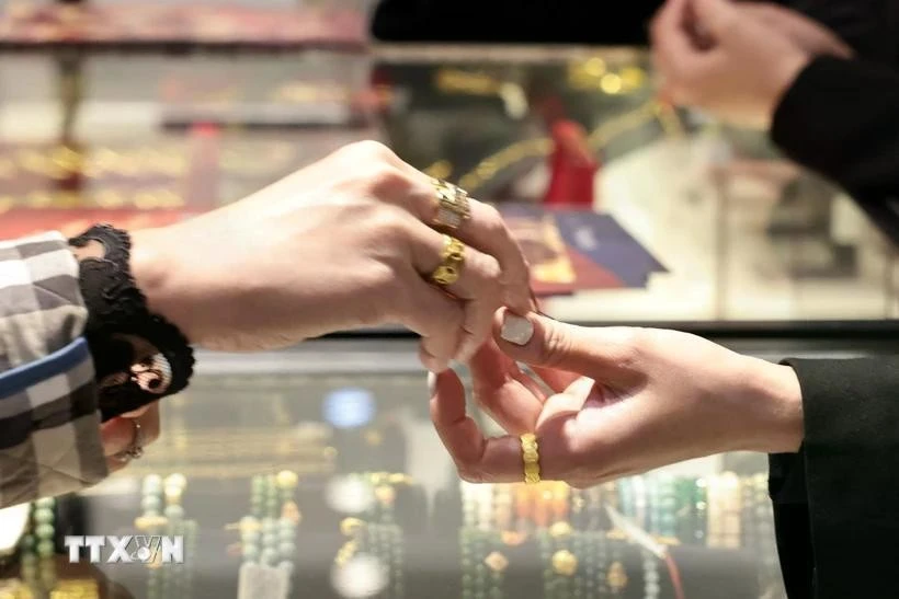 Mua bán vàng tại cửa hàng vàng Phú Quý.