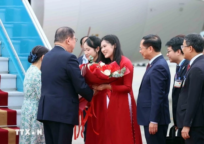 Thiếu nữ Hà Nội tặng hoa, chào mừng Thủ tướng Nhật Bản Ishiba Shigeru và Phu nhân thăm chính thức Việt Nam.