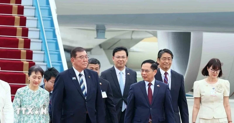 Phó Thủ tướng, Bộ trưởng Ngoại giao Bùi Thanh Sơn đón Thủ tướng Nhật Bản Ishiba Shigeru và Phu nhân tại Sân bay quốc tế Nội Bài.