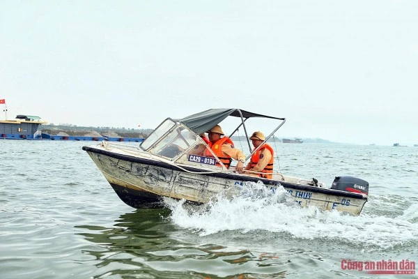 Cảnh sát đường thủy tuần tra sông Hồng.