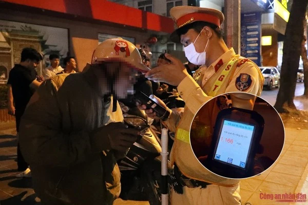 CSGT xử lý vi phạm nồng độ cồn.