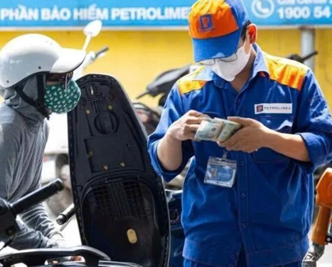 Giá xăng dầu đồng loạt tăng mạnh.