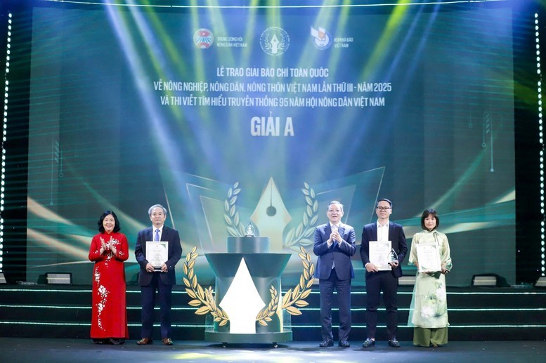 Bà Bùi Thị Minh Hoài, Ủy viên Bộ Chính trị, Bí thư Trung ương Đảng, Chủ tịch Ủy ban Trung ương Mặt trận Tổ quốc Việt Nam và ông Lương Quốc Đoàn, Ủy viên Trung ương Đảng, Chủ tịch Trung ương Hội Nông dân Việt Nam trao giải A cho các tác giả tại Giải báo chí toàn quốc về nông nghiệp, nông dân, nông thôn Việt Nam lần thứ III - năm 2025 tại Lễ trao giải được tổ chức ngày 5/12/2025.