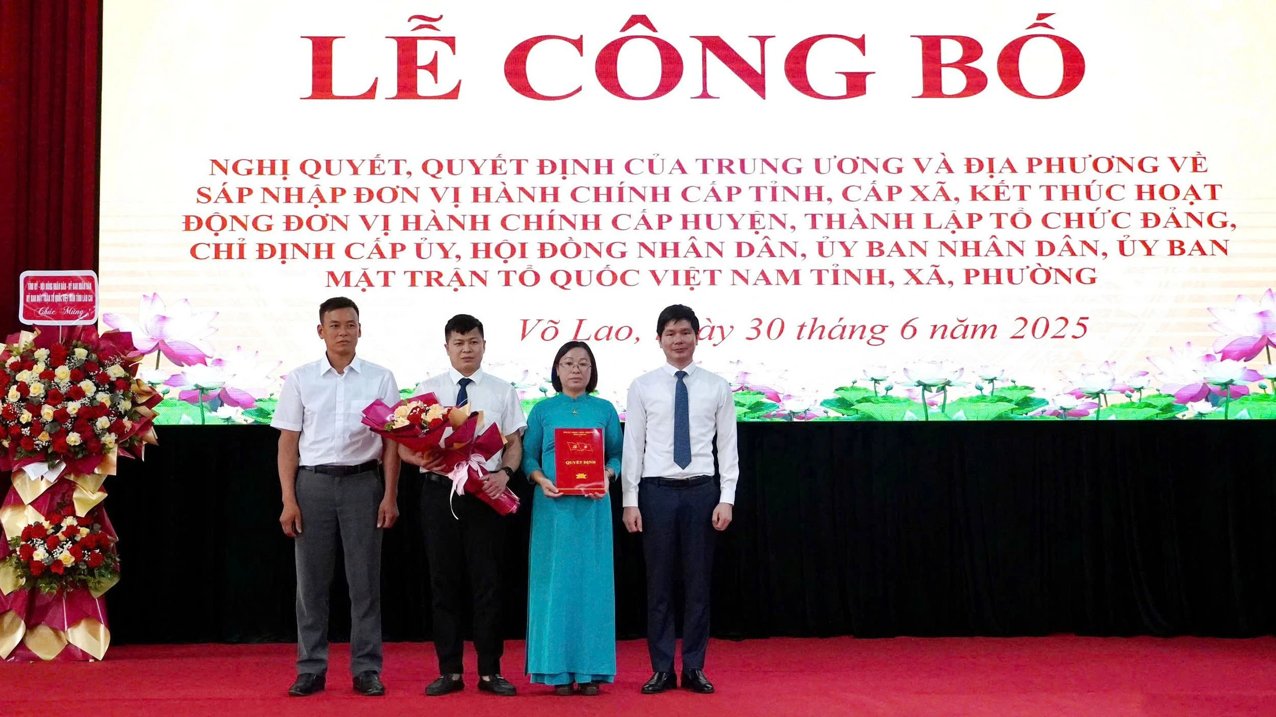 Trao các quyết định về công tác cán bộ.