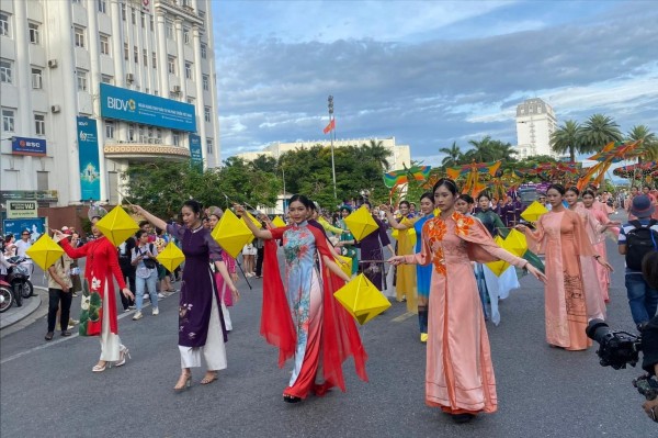 Tuần lễ Áo dài cộng đồng Huế 2025 đã diễn ra từ ngày 6/6 đến 15/6/2025. Tuần lễ Áo dài cộng đồng Huế 2025 đã diễn ra từ ngày 6/6 đến 15/6/2025.
