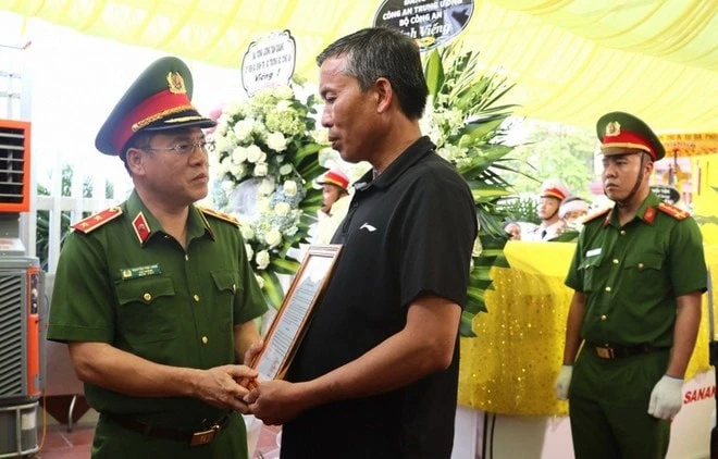 Thứ trưởng Bộ Công an Nguyễn Văn Long chia buồn, động viên gia đình liệt sĩ Nguyễn Đăng Khải.