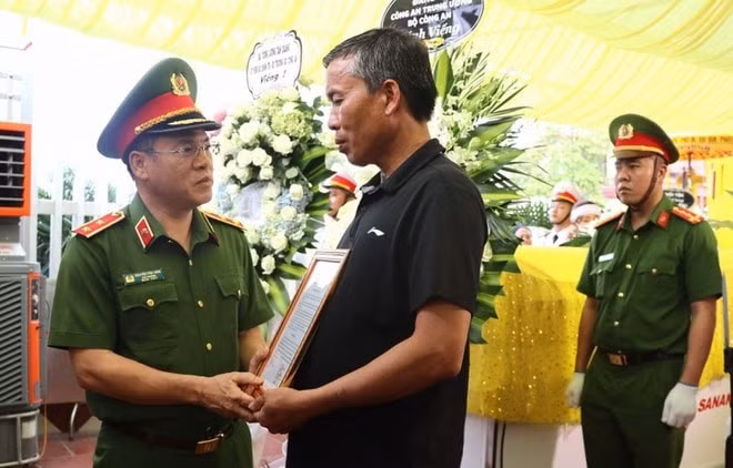 Thứ trưởng Bộ Công an Nguyễn Văn Long chia buồn, động viên gia đình liệt sĩ Nguyễn Đăng Khải.