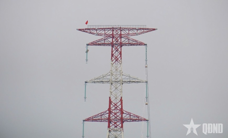 Dự án đường dây 500kV Lào Cai - Vĩnh Yên là biểu tượng của ý chí vượt khó, góp phần đảm bảo nguồn điện ổn định cho miền Bắc và cả nước. Dự án đường dây 500kV Lào Cai - Vĩnh Yên là biểu tượng của ý chí vượt khó, góp phần đảm bảo nguồn điện ổn định cho miền Bắc và cả nước.