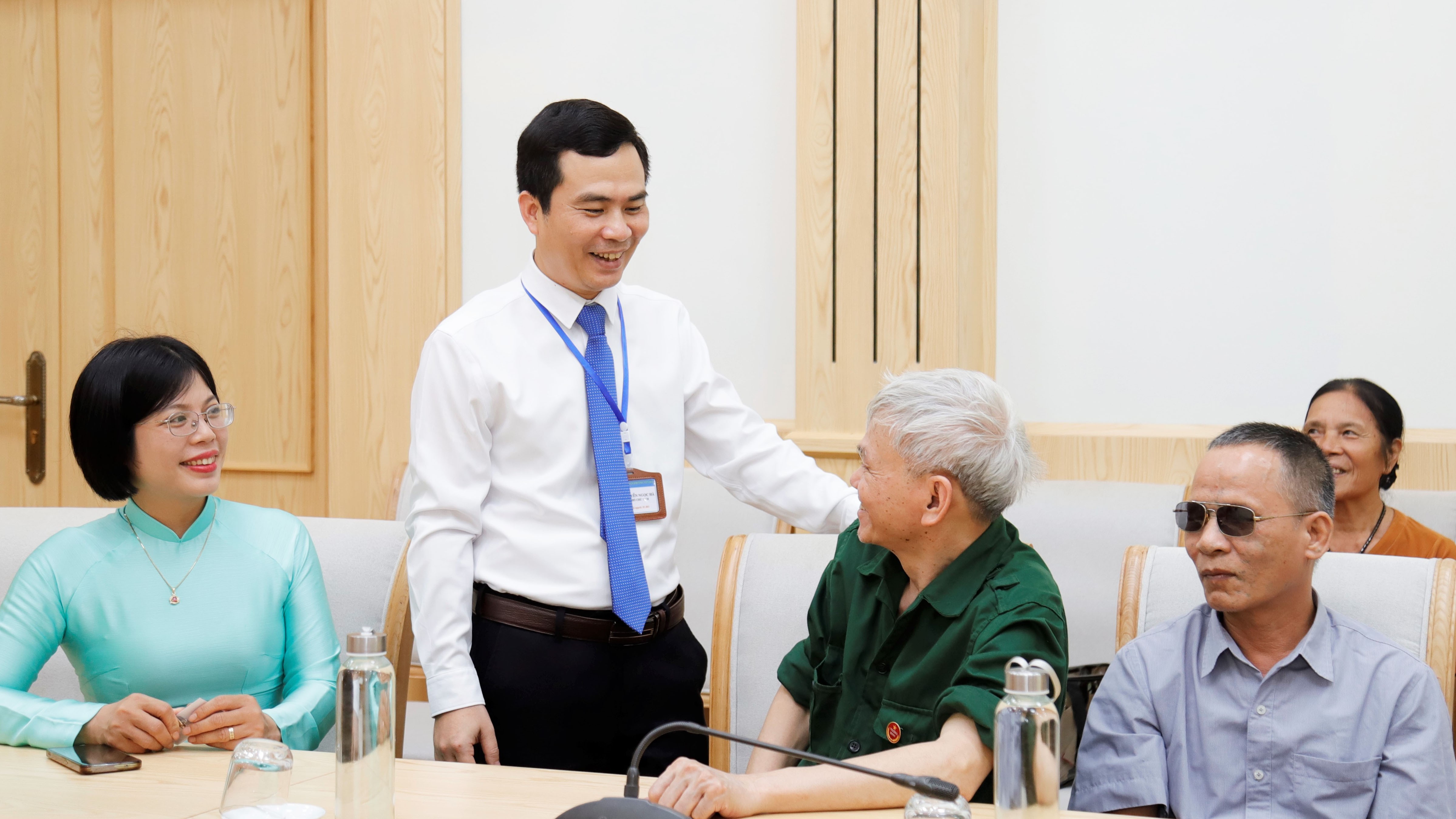 Lãnh đạo phường Yên Bái thăm hỏi các thương binh nặng. lanh-dao-ubnd-phuong-yen-bai-tham-hoi-cac-thuong-binh-nang-anh-2-thanh-nghi-1.jpg