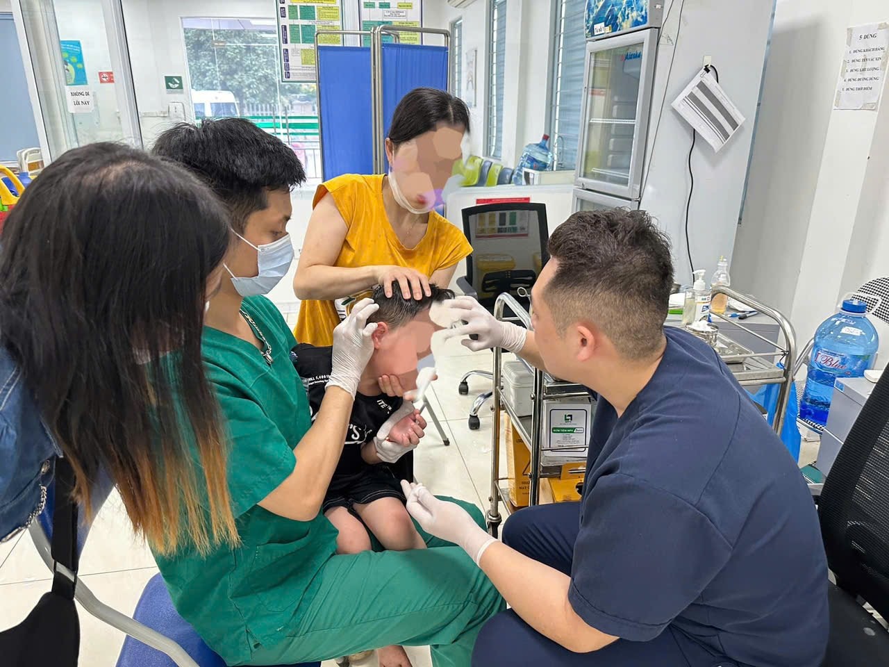 Sơ cứu, tiêm vaccine cho trẻ bị chó tấn công tại Bệnh viện Bệnh Nhiệt đới Trung ương. Sơ cứu, tiêm vaccine cho trẻ bị chó tấn công tại Bệnh viện Bệnh Nhiệt đới Trung ương.