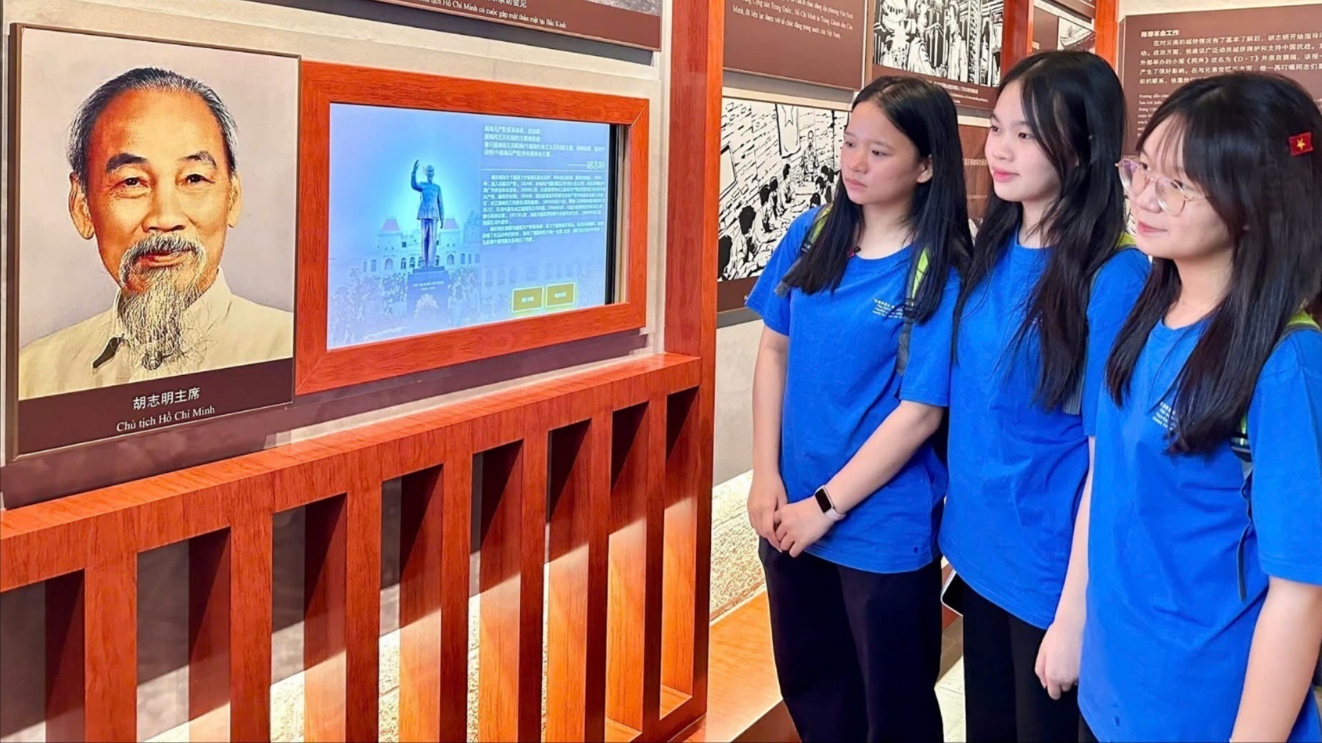 Các đại biểu tham quan Nhà lưu niệm Chủ tịch Hồ Chí Minh tại Côn Minh (Trung Quốc). (Ảnh:TĐ) img-3969-1347.jpg