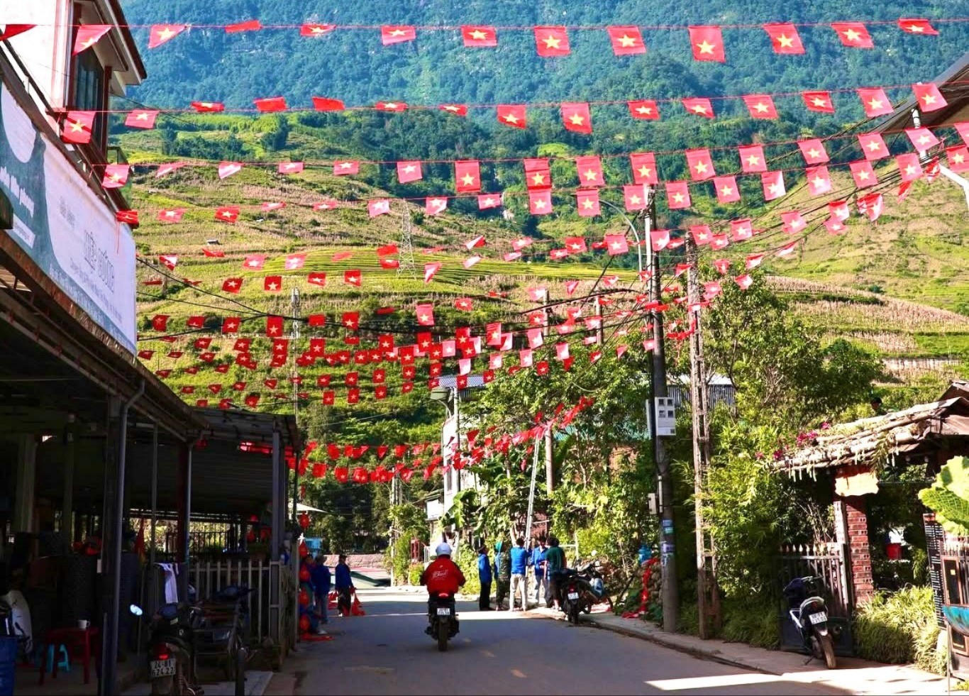 Tuyến đường cờ rực rỡ trở thành điểm nhấn cảnh quan tại xã Tả Van. img-4075-9418.jpg