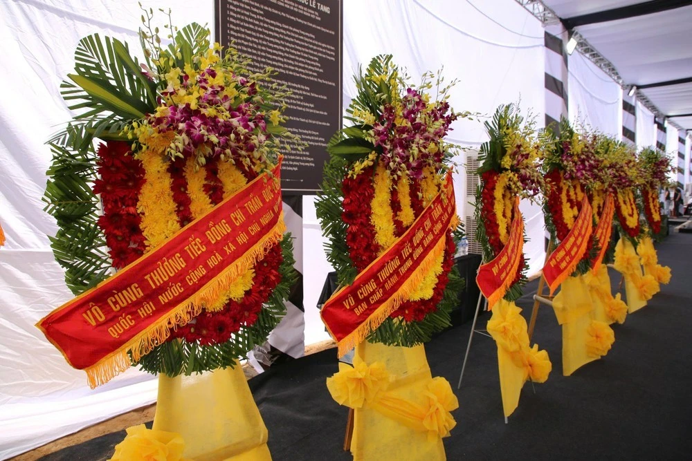 Vòng hoa bày tỏ niềm thương tiếc trước sự ra đi của nguyên Chủ tịch nước Trần Đức Lương.