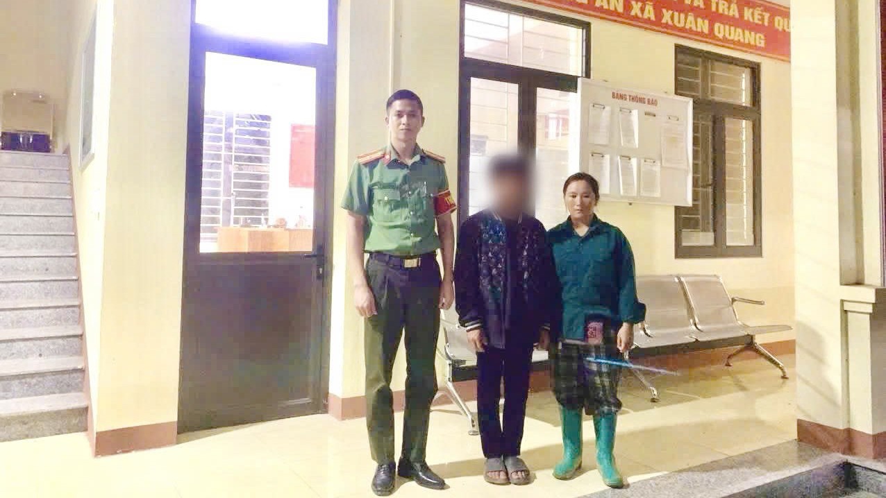 Lực lượng Công an xã bàn giao em S về với gia đình. anh-2-2578.jpg