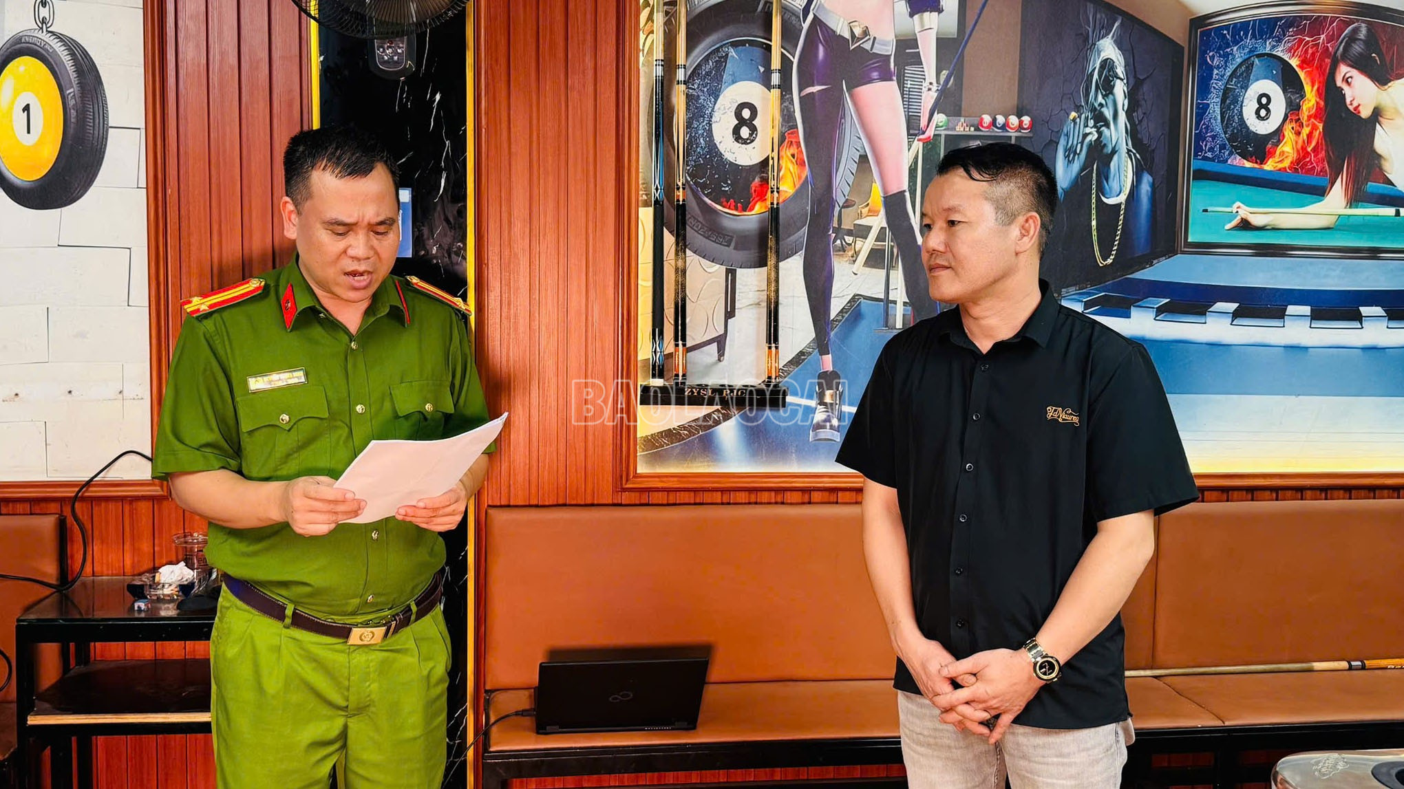 Cơ quan Cảnh sát điều tra thi hành lệnh khám xét nơi ở của đối tượng Nguyễn Văn Hùng. baolaocai-c_anh-3-co-quan-canh-sat-dieu-tra-thi-hanh-lenh-kham-xet-noi-o-cua-doi-tuong-nguyen-van-hung.jpg