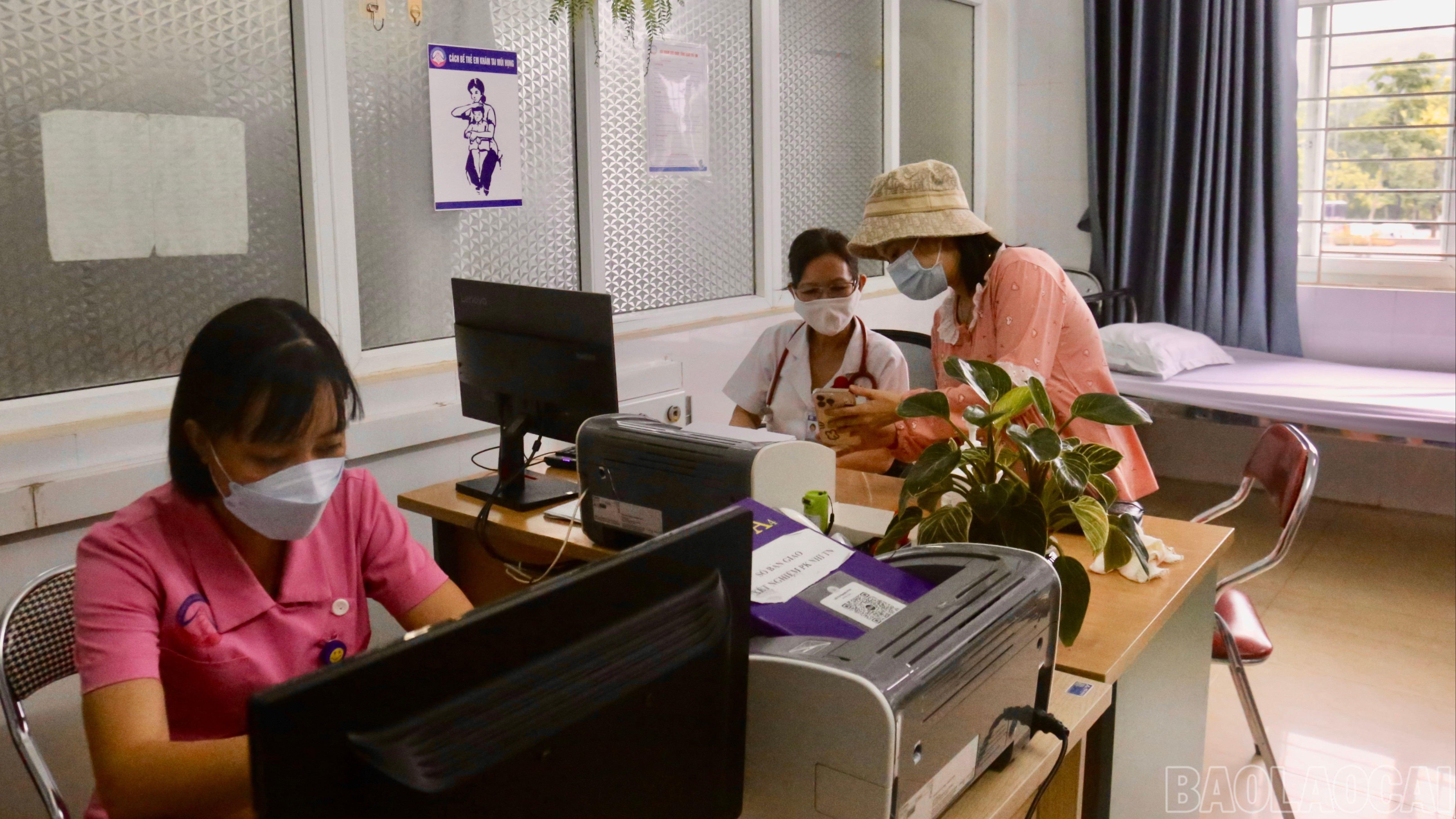 Người dân đến thăm khám ngoài giờ hành chính có nhiều thời gian trao đổi với bác sĩ hơn. baolaocai-br_img-6774.jpg