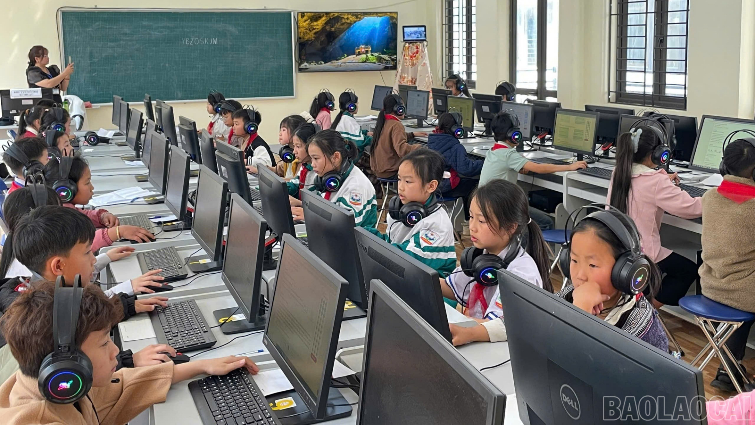Học sinh Trường Phổ thông dân tộc bán trú Tiểu học &THCS Dế Xu Phình được thầy cô hướng dẫn sử dụng internet an toàn. baolaocai-br_1e494098d1d45c8a05c5.jpg