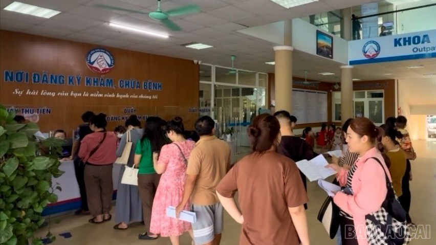 Trong giờ hành chính, số lượng bệnh nhân đến thăm khám đông. baolaocai-br_img-7976.jpg