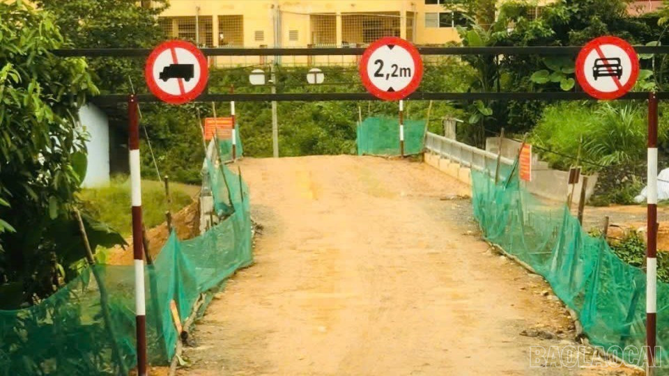 Cầu bê tông thôn Làng Mới, xã Tân Hợp thi công dang dở, gây khó khăn cho việc đi lại của người dân. baolaocai-br_son-1.jpg