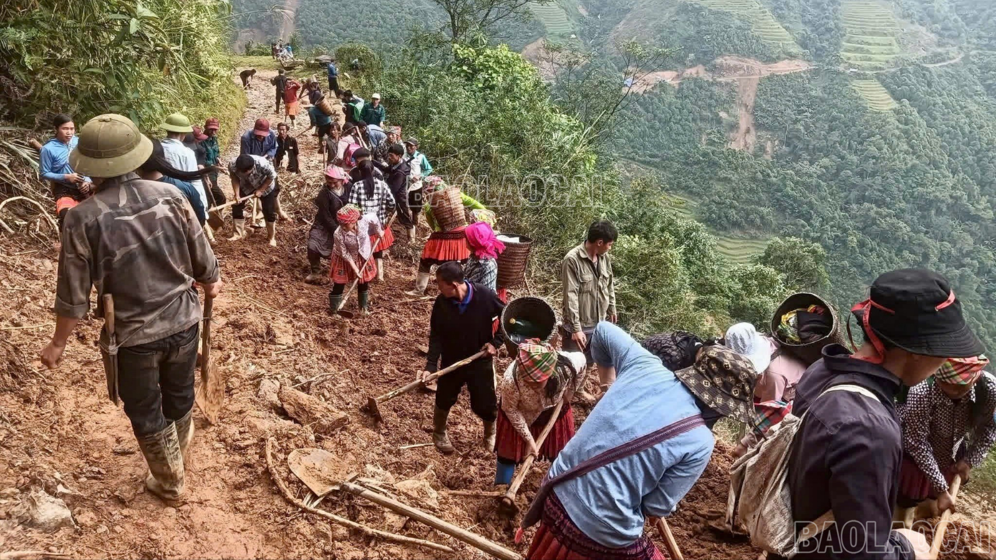 Chính quyền và Nhân dân xã Sơn Lương chung tay làm cầu tạm và khắc phục các điểm sạt lở trên các tuyến đường liên thôn. baolaocai-c-z7090137637588-b2f0c72f4fe1c3840f56c37eb2a33897.jpg