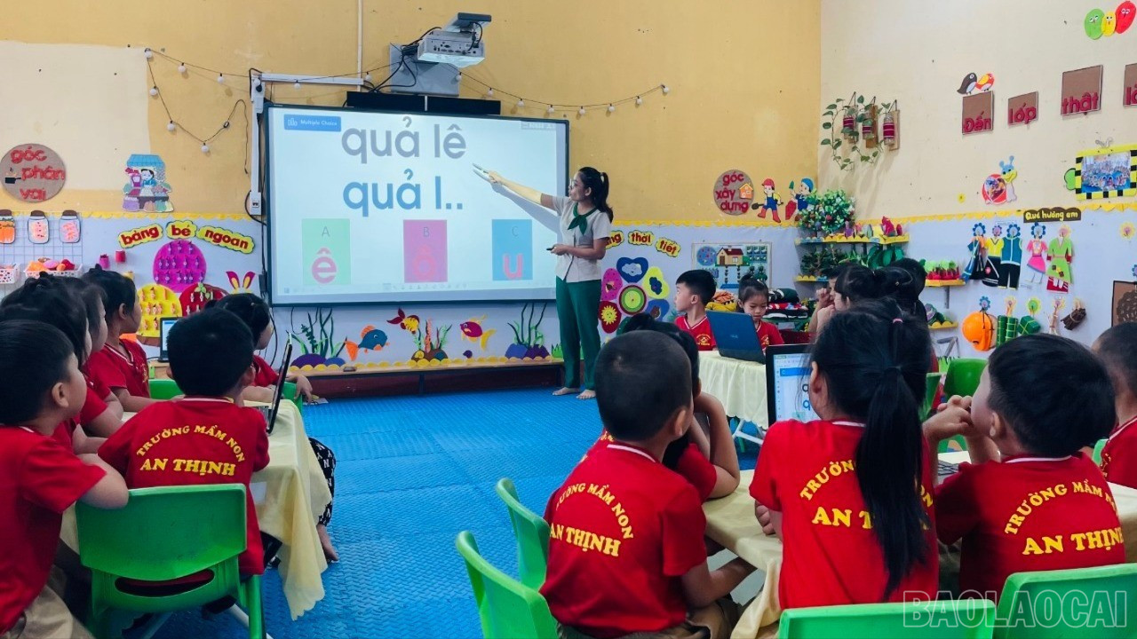 Công nghệ đã tạo ra cơ hội tiếp cận với giáo dục hiện đại cho trẻ em vùng cao, vùng đồng bào dân tộc thiểu số của tỉnh. (Trong ảnh: Một giờ học của các bé Trường Mầm non An Thịnh) baolaocai-br_truong-mam-non-an-thinh.jpg