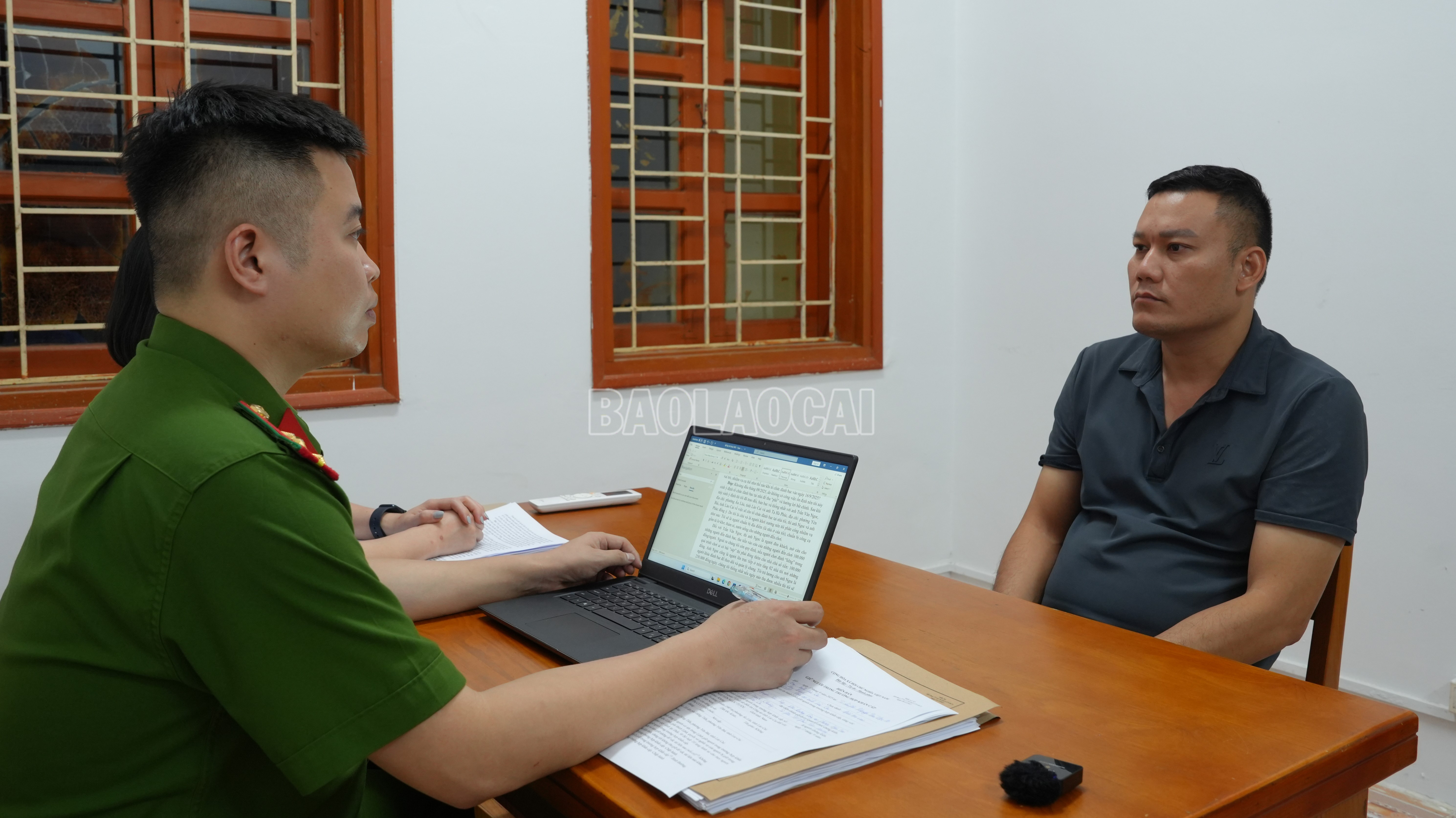 Đối tượng Nguyễn Ngọc Tuấn tại cơ quan công an. baolaocai-c_anh-3.jpg
