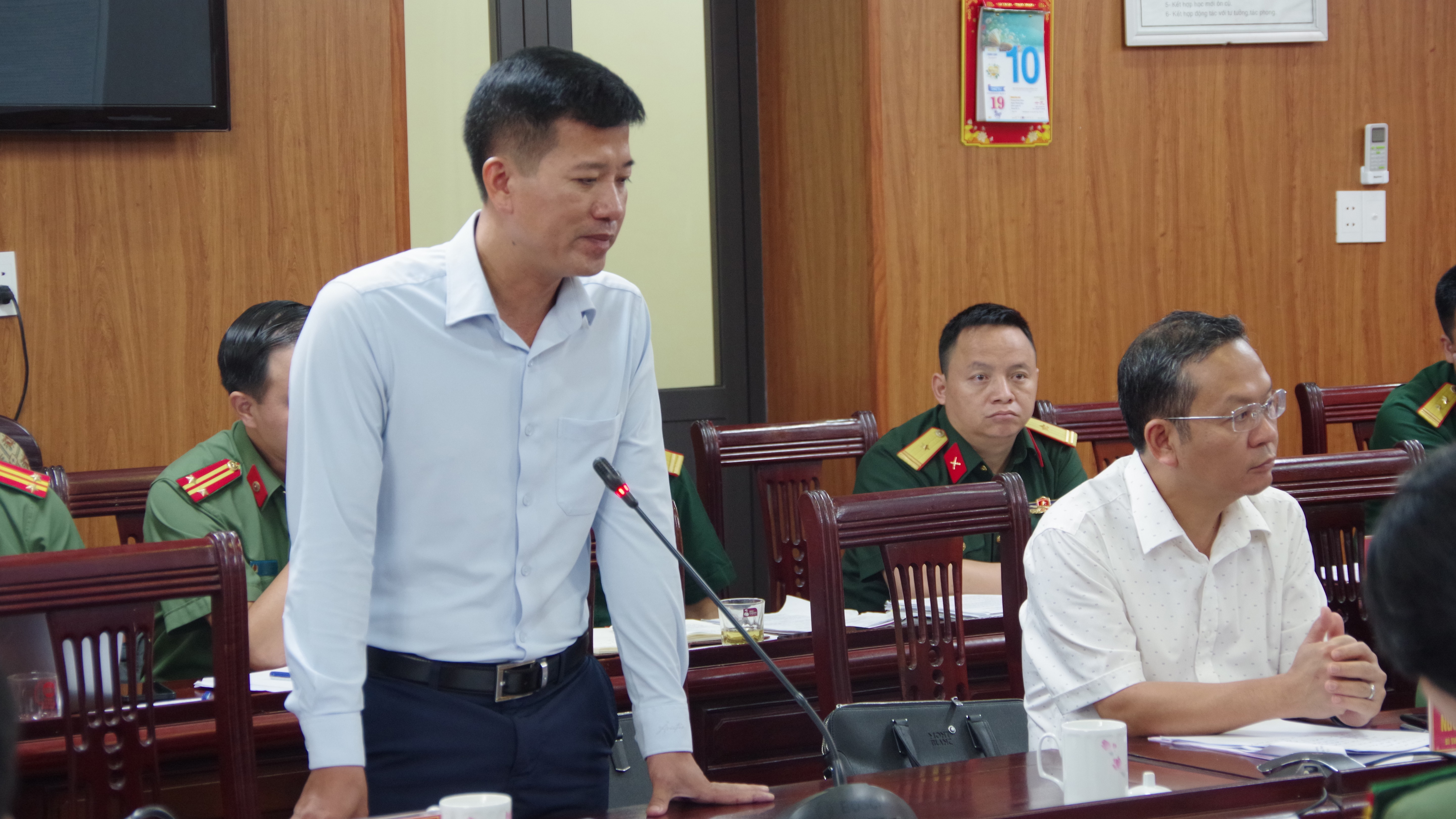 Đồng chí Nguyễn Văn Nhất - Phó Bí thư, Chủ tịch UBND phường Lào Cai phát biểu tại buổi kiểm tra. 8-dong-chi-nguyen-van-nhat-pho-bi-thu-chu-tich-ubnd-phuong-lao-cai-tham-luan-tai-hoi-nghi.jpg