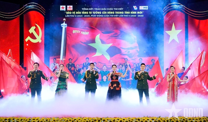 Chương trình nghệ thuật tại buổi tổng kết, trao giải Cuộc thi viết “Bảo vệ nền tảng tư tưởng của Đảng trong tình hình mới” lần thứ 4 (2024-2025) và phát động Cuộc thi viết lần thứ 5 (2025-2026) do Báo Quân đội nhân dân phối hợp tổ chức. Ảnh: TUẤN HUY