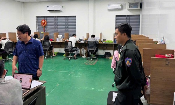 Cục Cảnh sát hình sự phối hợp với các đơn vị chức năng tổ chức khám xét các công ty do đối tượng Trần Quang Đạo điều hành lừa đảo chiếm đoạt tài sản của hàng trăm nghìn người trên địa bàn cả nước. Cục Cảnh sát hình sự phối hợp với các đơn vị chức năng tổ chức khám xét các công ty do đối tượng Trần Quang Đạo điều hành lừa đảo chiếm đoạt tài sản của hàng trăm nghìn người trên địa bàn cả nước.
