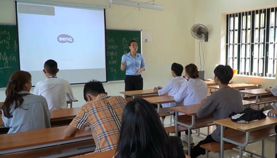 Sau sáp nhập, ngành giáo dục Lào Cai nỗ lực ổn định tổ chức bộ máy, duy trì hiệu quả hoạt động của 1.045 cơ sở giáo dục, với hơn 15.300 lớp học và gần 470.000 học sinh. Sau sáp nhập, ngành giáo dục Lào Cai nỗ lực ổn định tổ chức bộ máy, duy trì hiệu quả hoạt động của 1.045 cơ sở giáo dục, với hơn 15.300 lớp học và gần 470.000 học sinh.
