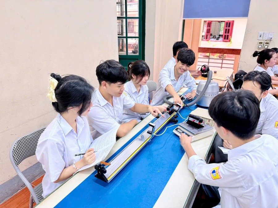 Học sinh Trường THPT Lê Hồng Phong trong tiết thực hành môn Vật lý. Học sinh Trường THPT Lê Hồng Phong trong tiết thực hành môn Vật lý.