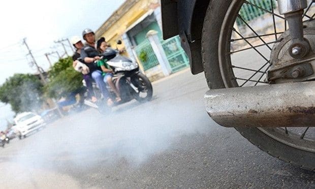 Xe máy là một trong những tác nhân gây tình trạng ô nhiễm không khí nghiêm trọng tại các đô thị lớn. Xe máy là một trong những tác nhân gây tình trạng ô nhiễm không khí nghiêm trọng tại các đô thị lớn.