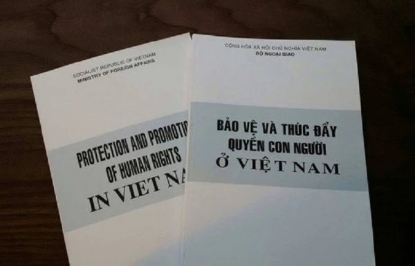 Cuốn sách “Bảo vệ và thúc đẩy quyền con người ở Việt Nam” do Bộ Ngoại giao xuất bản.
