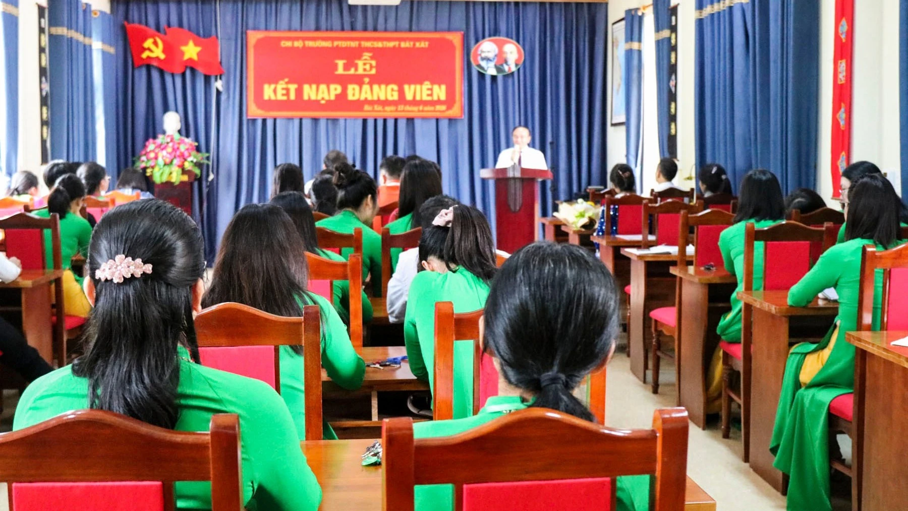 quang-canh-le-ket-nap-dang-vien-6347.jpg