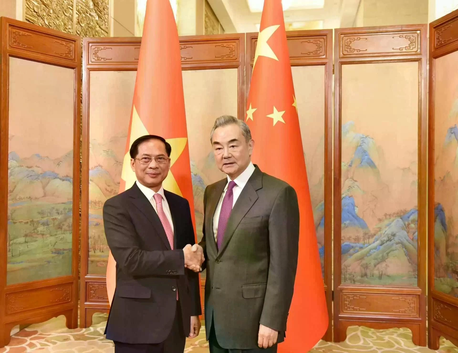 Phó Thủ tướng Chính phủ, Bộ trưởng Ngoại giao Bùi Thanh Sơn và Ủy viên Bộ Chính trị, Chủ nhiệm Văn phòng Ủy ban công tác đối ngoại Trung ương Đảng Cộng sản Trung Quốc, Bộ trưởng Ngoại giao Trung Quốc Vương Nghị.