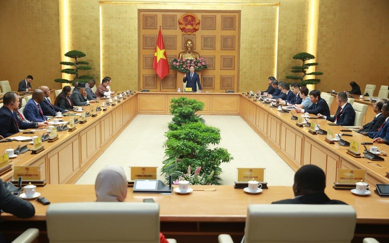 Phó Thủ tướng Trần Hồng Hà cho biết một trong những điểm nổi bật của Chương trình OCOP tại Việt Nam là luôn gắn với xây dựng nông thôn mới và xóa đói giảm nghèo, có sự hỗ trợ ngân sách nhà nước, nâng cao tri thức, hiện đại hóa nông thôn. Phó Thủ tướng Trần Hồng Hà cho biết một trong những điểm nổi bật của Chương trình OCOP tại Việt Nam là luôn gắn với xây dựng nông thôn mới và xóa đói giảm nghèo, có sự hỗ trợ ngân sách nhà nước, nâng cao tri thức, hiện đại hóa nông thôn.