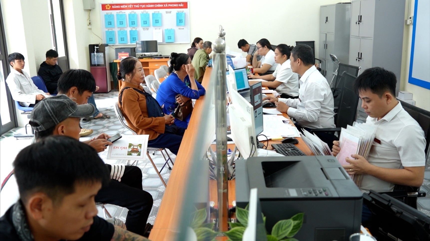 Giải quyết thủ tục hành chính tại Trung tâm Phục vụ hành chính công xã Phong Hải. a1.jpg