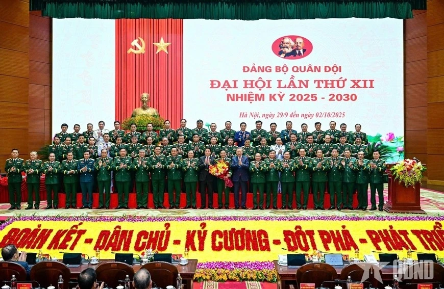 Tổng Bí thư Tô Lâm, Chủ tịch nước Lương Cường tặng hoa chúc mừng Đoàn đại biểu Đảng bộ Quân đội dự Đại hội đại biểu toàn quốc lần thứ XIV của Đảng.