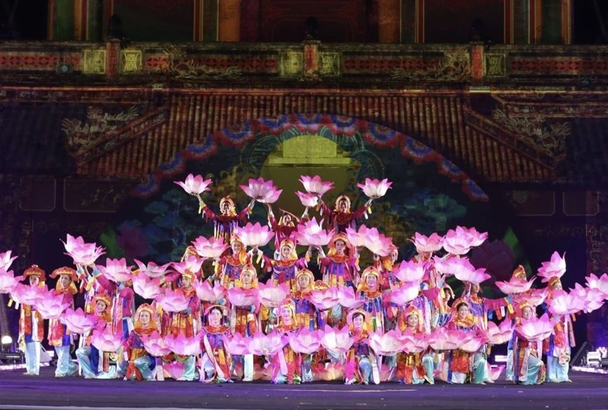 Biểu diễn di sản nhã nhạc cung đình Huế trong không gian văn hóa - nghệ thuật.