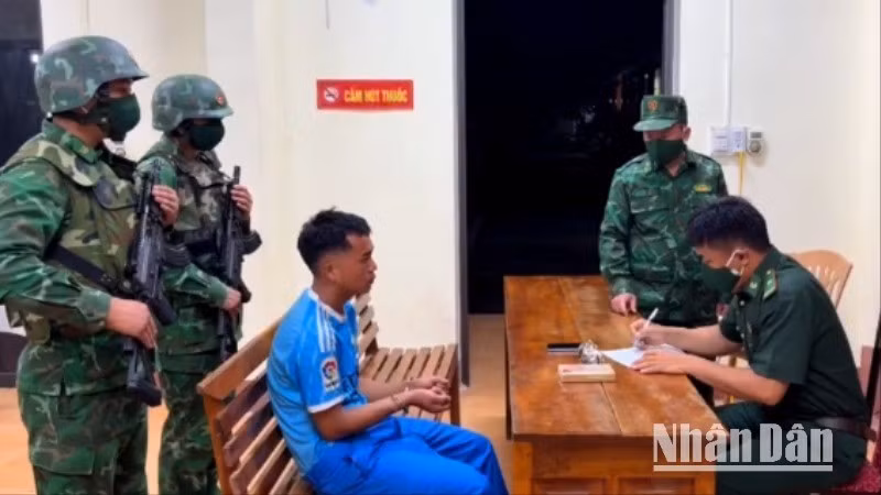 Lực lượng chức năng lấy lời khai đối tượng Giàng A Po.