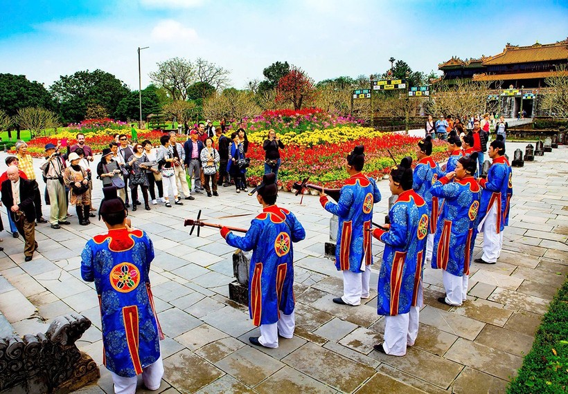 Du khách thưởng thức nhã nhạc cung đình tại Đại Nội. Du khách thưởng thức nhã nhạc cung đình tại Đại Nội.