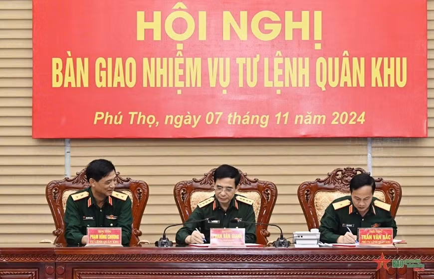 Đại tướng Phan Văn Giang ký xác nhận biên bản bàn giao nhiệm vụ Tư lệnh Quân khu 2 giữa Trung tướng Phạm Hồng Chương và Thiếu tướng Trần Văn Bắc.