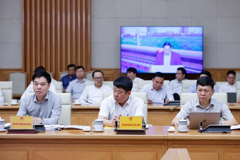 Lãnh đạo các bộ, ngành địa phương dự phiên họp.