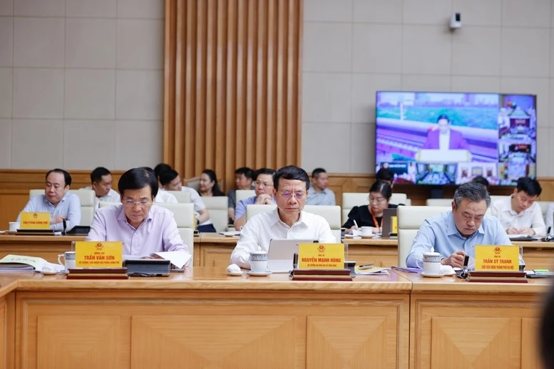 Lãnh đạo các bộ, ngành địa phương dự phiên họp.