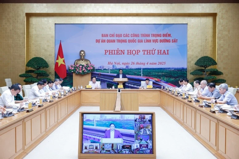 Thủ tướng yêu cầu phải huy động các tập đoàn, doanh nghiệp Nhà nước và tư nhân có năng lực công nghệ và sản xuất tham gia các dự án và phát triển công nghiệp đường sắt.