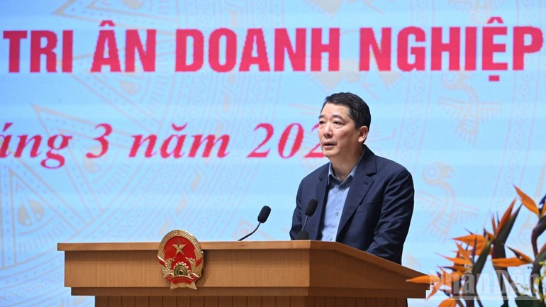 Lãnh đạo Bộ Tài chính báo cáo tại hội nghị.