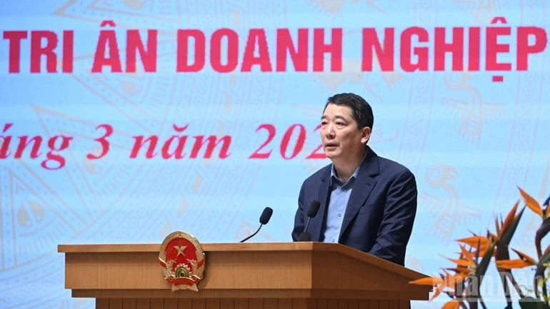 Lãnh đạo Bộ Tài chính báo cáo tại hội nghị.